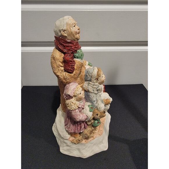 United Design Legend of Santa Claus Christmas Carolers Sculpture #336 "Read" - Picture 7 of 13